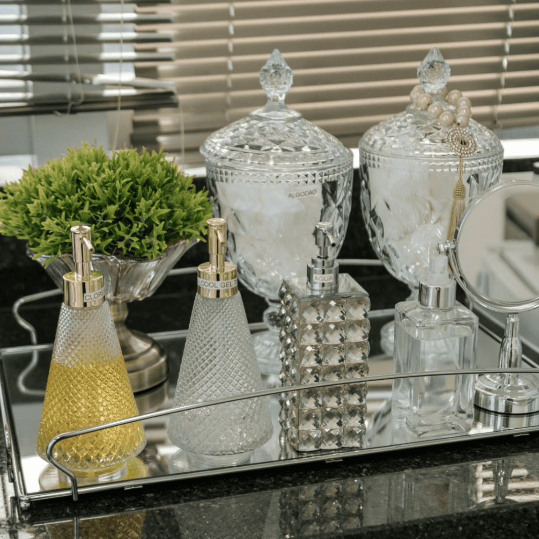 Detalhe da bancada com potes de cristal e frascos de atendimento