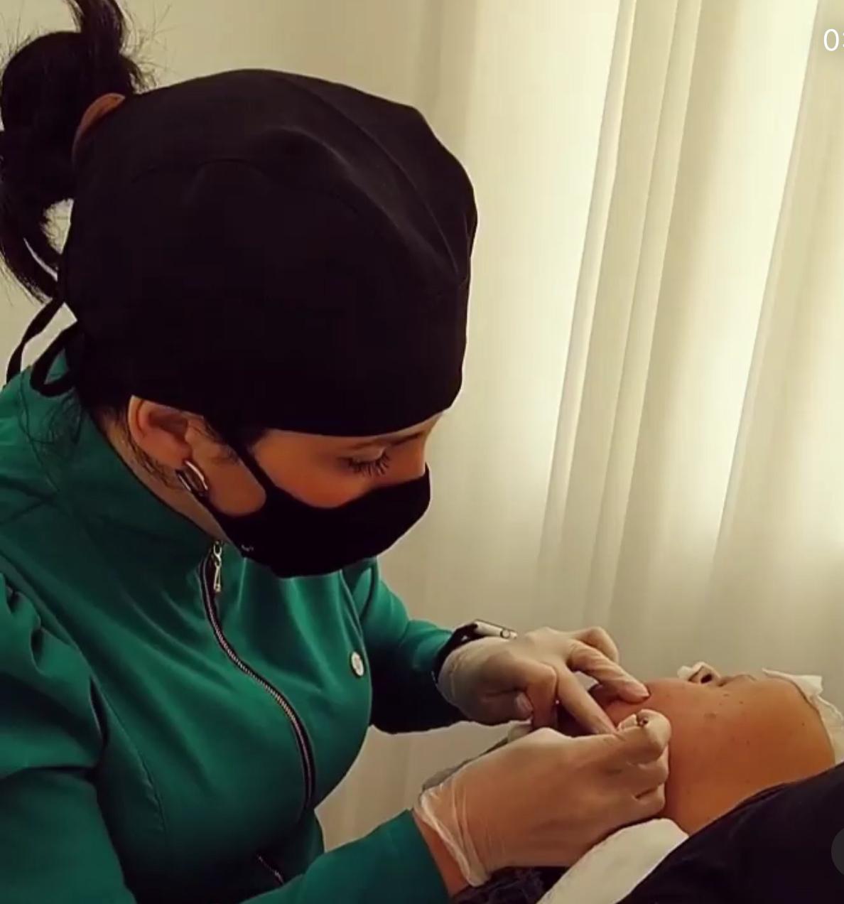 Limpeza de pele com extração realizada em consultório