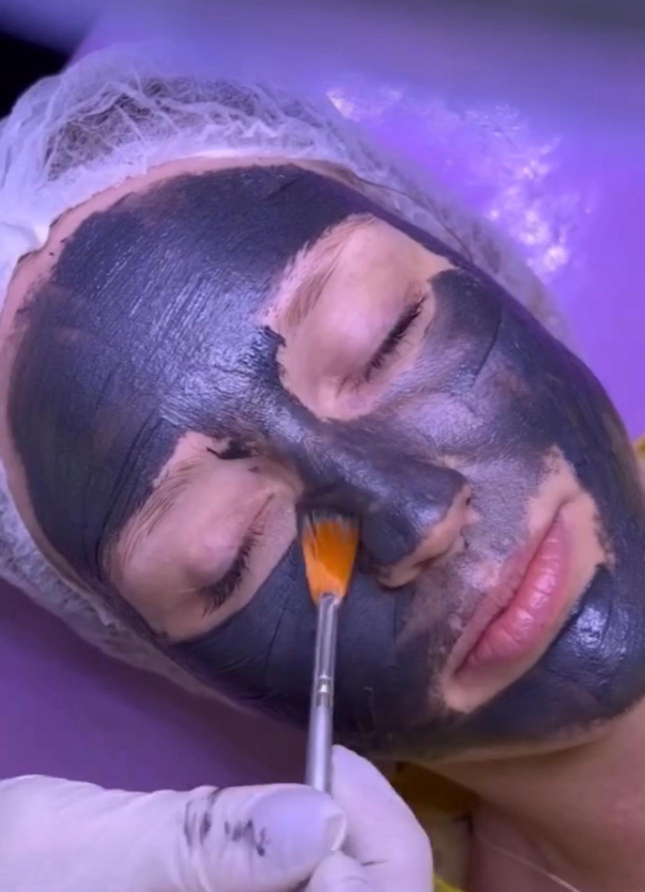 Aplicação de máscara de peeling no rosto
